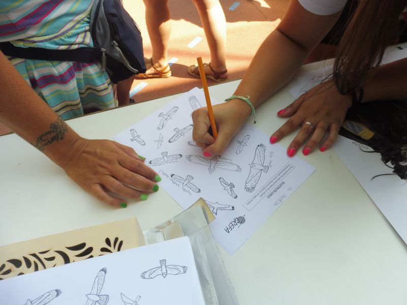 Varios niños participan en uno de los talleres infantiles que se organizaron.