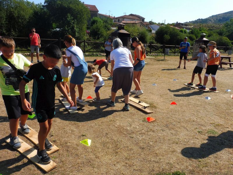 Varios niños participan en uno de los juegos de las II Olimpiadas Carroñeras.