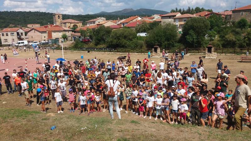 El público asistió masivamente a la liberación de un águila calzada procedente del CRAS (centro de recuperación de animales salvajes) de Burgos.