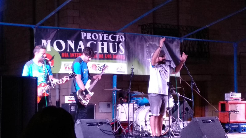 El grupo de rock "Eslabón", de Burgos, muestra su apoyo al Proyecto Monachus durante el concierto dado en la plaza de Huerta de Arriba.
