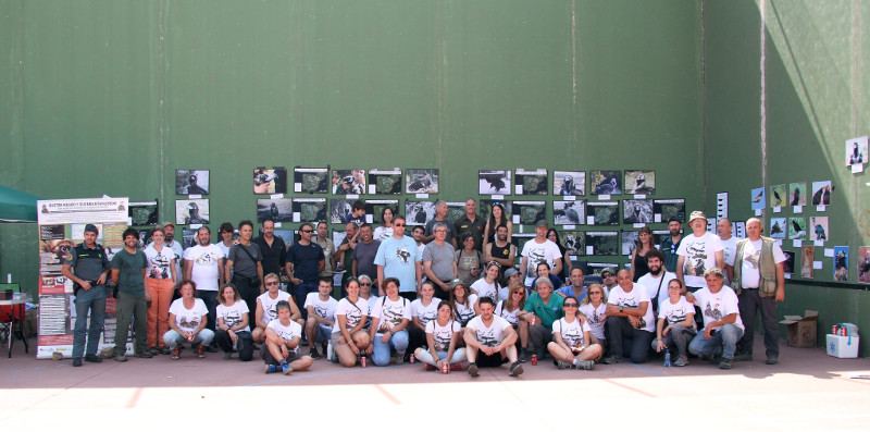 Foto de grupo del equipo técnico, colaboradores y voluntarios participantes en el IV Día Internacional de los Buitres de Huerta de Arriba.