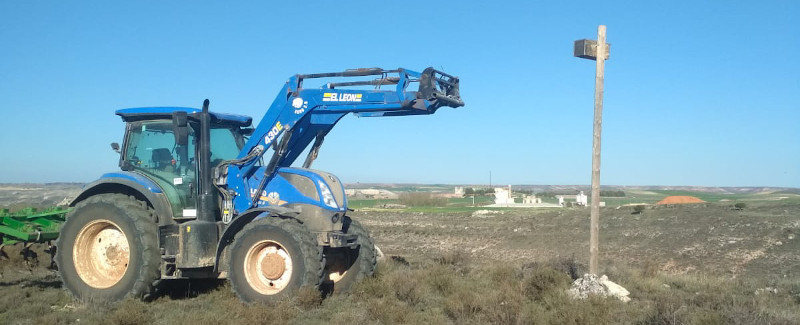 Tractor junto a una de las cajas nido para pequeñas rapaces que hemos instalado en Castilla y León.