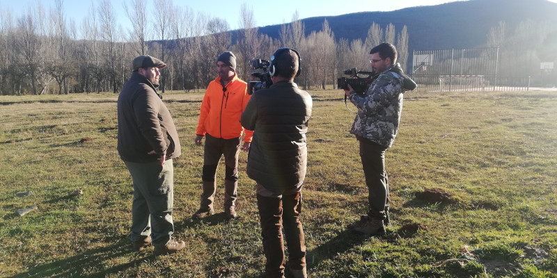 Un momento de la grabación del programa "Veda Abierta", de Movistar+, durante la prueba con munición sin plomo celebrada en la Sierra de la Demanda.