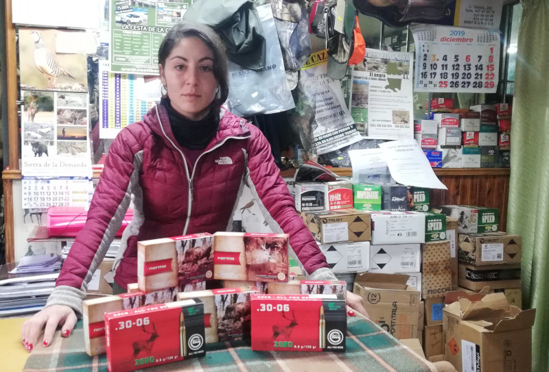 Lorena Juste, responsible for the Monachus Project in the Sierra de la Demanda and promoter of the action, with the lead-free ammunition used in the test. 