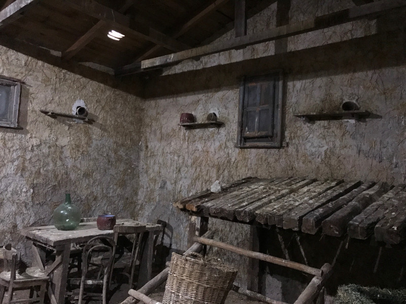 Interior del Lechuzar de GREFA, a imitación de una construcción rural.