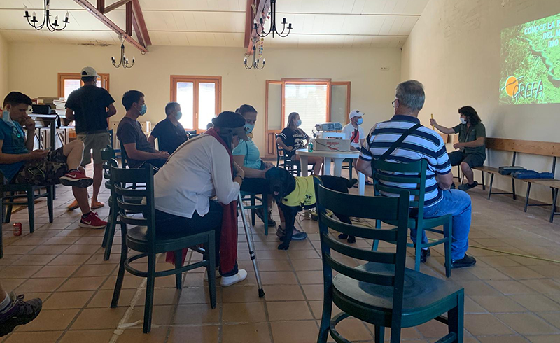 Un momento de la charla presentación sobre fauna auxiliar impartida por GREFA en Valleruela de Pedraza (Segovia).