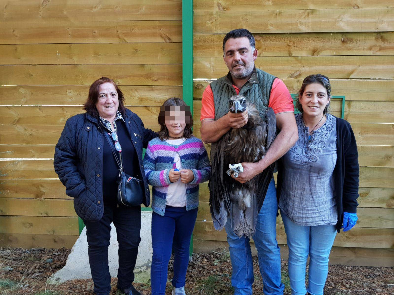 El buitre negro "Abanto", con la familia que lo ha apadrinado, en la Sierra de la Demanda.