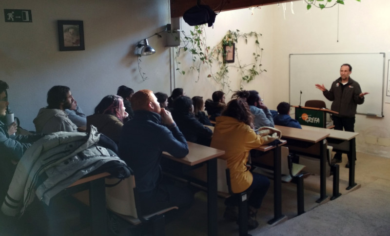 Fernando González, director del hospital de fauna de GREFA, da la bienvenida a los asistentes a un curso celebrado el año pasado.