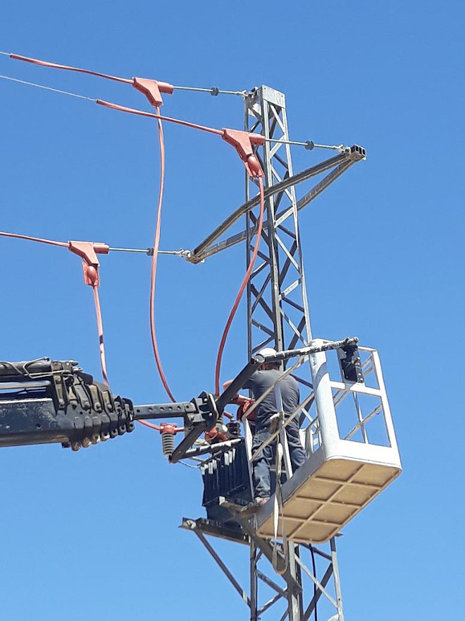 Colocación de fundas aislantes en un apoyo con transformador del tendido eléctrico de Urraca-Miguel donde hemos actuado.