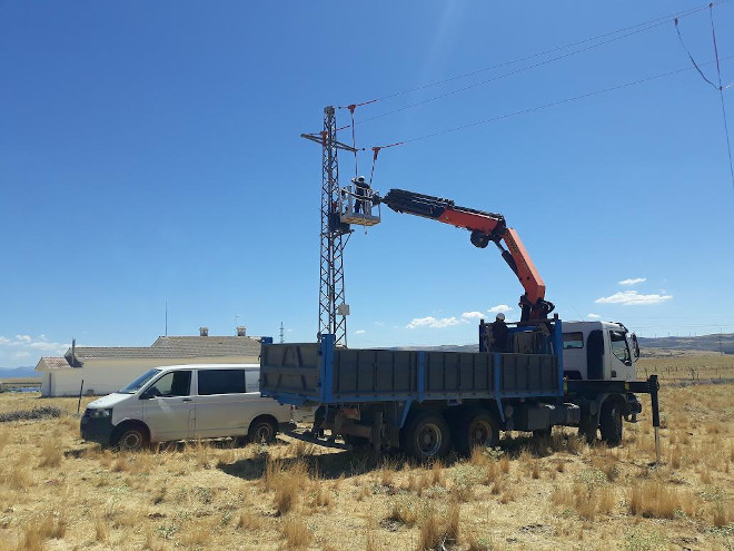 Colocación de fundas aislantes en un apoyo con transformador del tendido eléctrico de Urraca-Miguel donde hemos actuado.