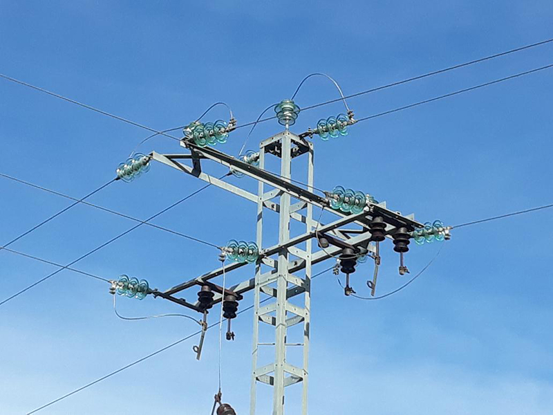 Poste eléctrico perteneciente a una línea privada en Sinlabajos (Ávila) en el cual ha muerto una joven águila imperial en diciembre de 2019.