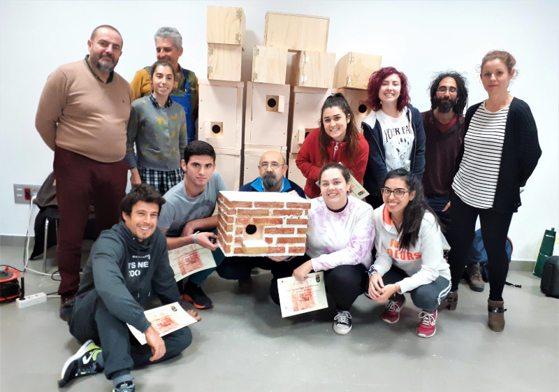 Foto de grupo de los asistentes al taller de cajas nido de cernícalo primilla en Montilla (Córdoba).