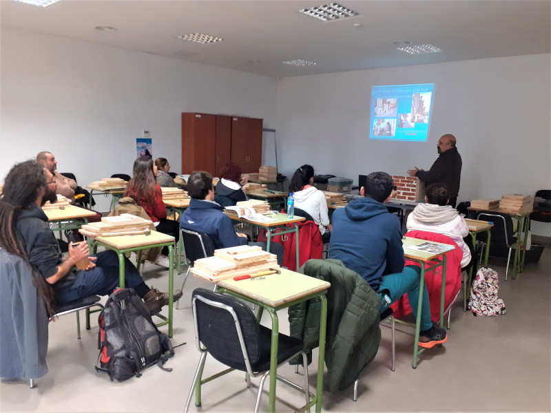 Los asistentes al taller reciben información sobre el cernícalo primilla.