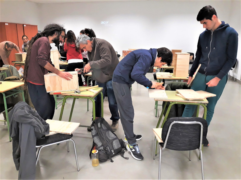 Los asistentes al taller proceden al ensamblaje de las cajas nido