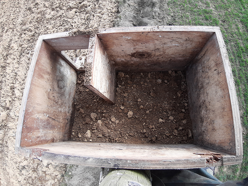 Caja nido de lechuza tras limpiarla y añadir sustrato seco para evitar que rueden los huevos cuando la pareja ocupante haga la puesta.