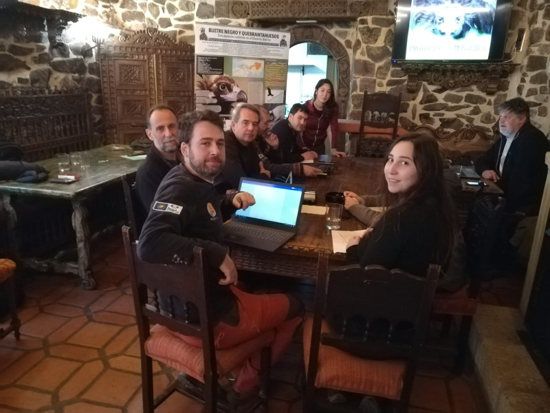 Miembros del Proyecto Monachus de GREFA, en el local de Barbadillo del Pez (Burgos) donde celebraron su reunión de evaluación.