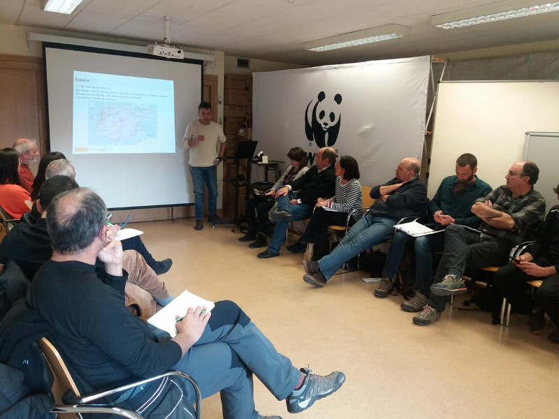 Javier Durá, experto en derecho ambiental del CIEDA, se dirige a los participantes en la reunión de la plataforma.