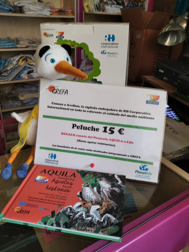 Espacio expositivo en la Ecotienda de GREFA reservado para el peluche de "Avelino", por cuya compra se regala el cuento "AQUILA: cuando las águilas hacen historia"