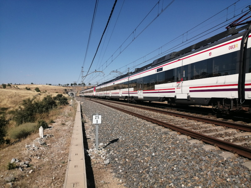 Tramo de la vía de tren de cercanías Madrid-Colmenar Viejo donde se encontró el cadáver de "Reciclaje" y restos de otros ejemplares de la fauna salvaje.