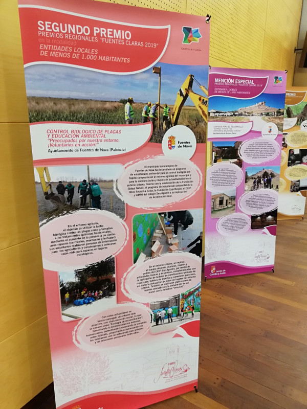 En primer plano, panel explicativo del proyecto ambiental presentado por el Ayuntamiento de Fuentes de Nava (Palencia), que obtuvo un Premio Fuentes Claras.