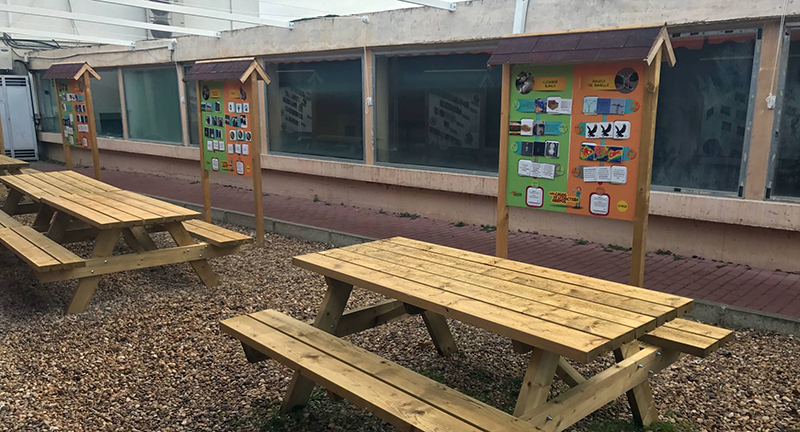 Carteles en el área de educación ambiental aledaña al hospital de fauna de GREFA.