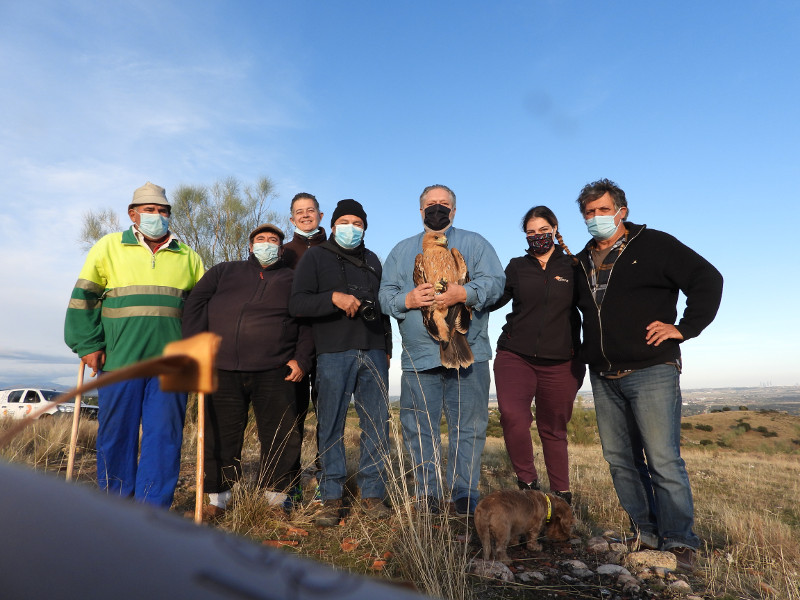 Foto de grupo de miembros y amigos de GREFA presentes durante la liberación de "Atila".