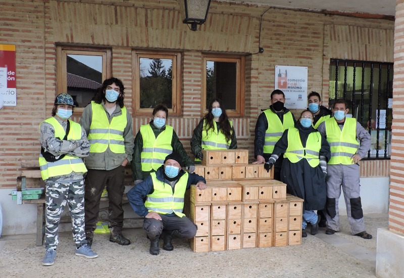 Voluntarios de Cuenca de Campos (Valladolid) y de GREFA posan junto a las cajas nido para gorriones.