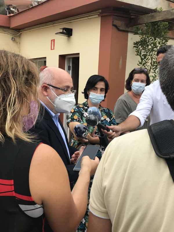 Antonio Morales, presidente del Cabildo de Gran Canarias, atiende a los periodistas coincidiendo con la visita de GREFA.