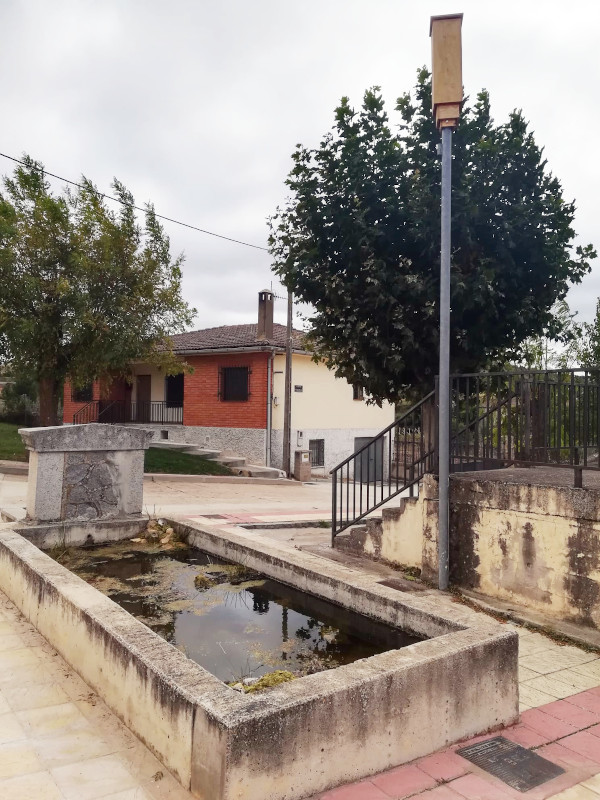 Refugio de murciélagos instalado en lo alto de un poste junto al pilón existente en la plaza de Valleruela de Pedraza.