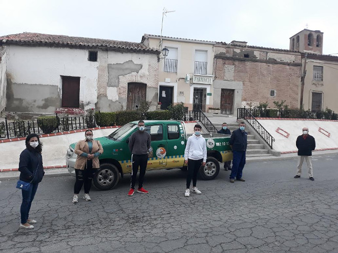 Grupo de vecinos de Barromán (Ávila), con su alcaldesa a la cabeza, asisten a una de las actividades de voluntariado impartidas por GREFA.
