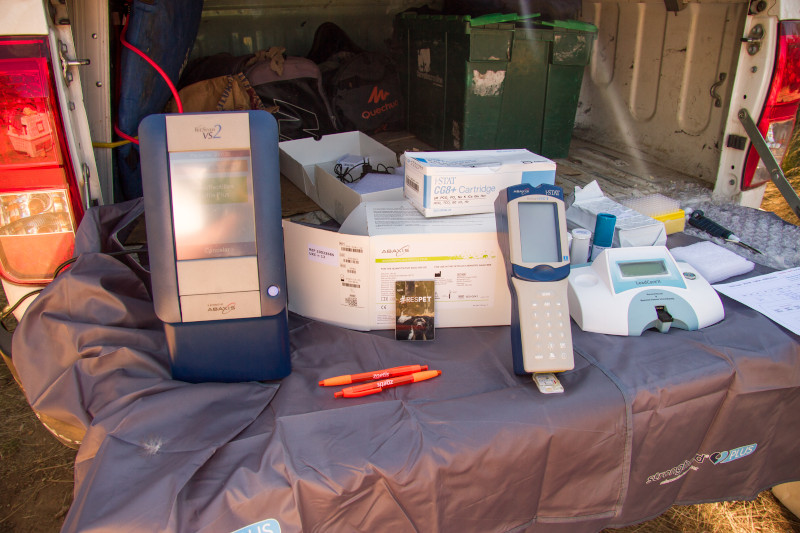 Instrumental utilizado por el equipo veterinario de GREFA durante el reciente marcaje con GPS de los buitres negros que serán liberados en la Sierra de la Demanda. A la derecha se ve el analizador de bioquímicas VetScan VS2.