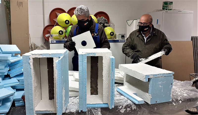 Nuestros compañeros de GREFA-Andalucía construyen las cajas nido para los cernícalos primillas de Écija (Sevilla). Autor: Luis Jiménez.