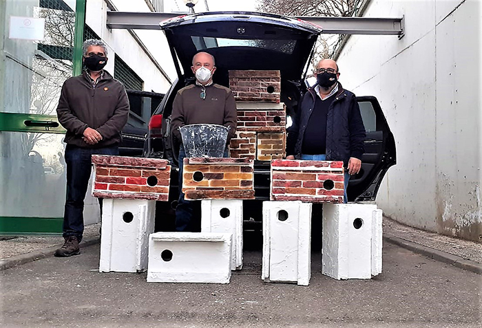 Miembros de GREFA-Andalucía con las cajas nido preparadas para su traslado a Écija. Autor: Luis Jiménez.