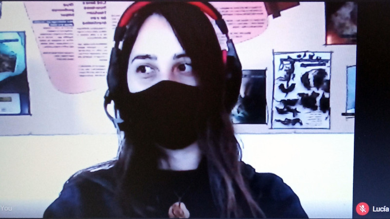 Captura de pantalla de una educadora ambiental de GREFA mientras guía la visita virtual de un colegio.