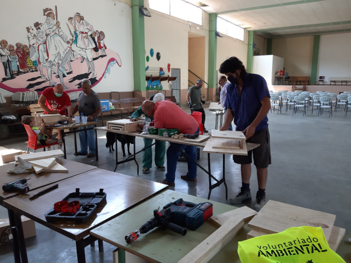 Mucha concentración en el proceso de construcción de los refugios para murciélagos.