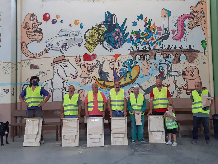 Voluntarios de Autillo de Campos pocan con varios refugios para murciélagos recién construidos.