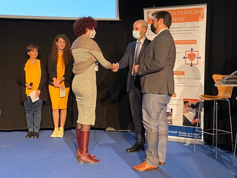 Mercedes Bresó, voluntaria de GREFA, saluda al alcalde de Majadahonda (Madrid) durante el acto de reconocimiento de los voluntarios del año.