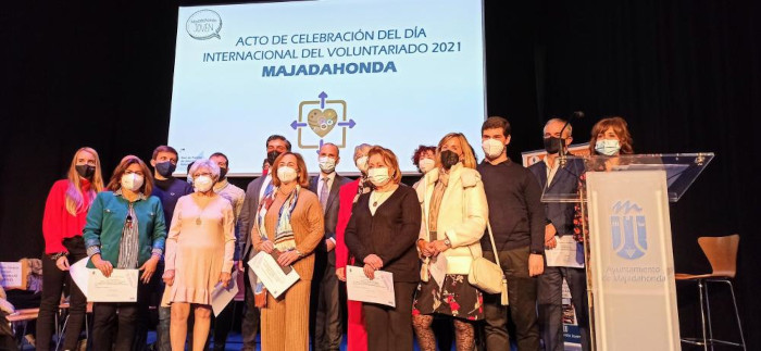 Foto de grupo de los voluntarios y voluntarias de asociaciones radicadas en Majadahonda cuya labor en 2021 ha sido reconocida.