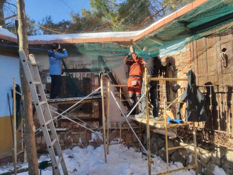 Trabajadores y voluntarios de GREFA arreglan los desperfectos causados por "Filomena", en el "Primillar", una de nuestras instalaciones educativas más visitadas.