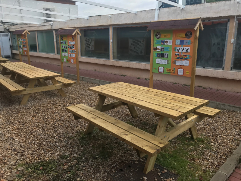 Paneles interactivos para educación ambiental junto a los ventanales de las enfermerías y el quirófano del hospital de fauna de GREFA.