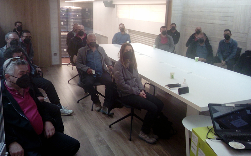 Los trabajadores de la bodega de Pago de Carraovejas (Peñafiel, Valladolid), escuchan la charla impartida por GREFA.