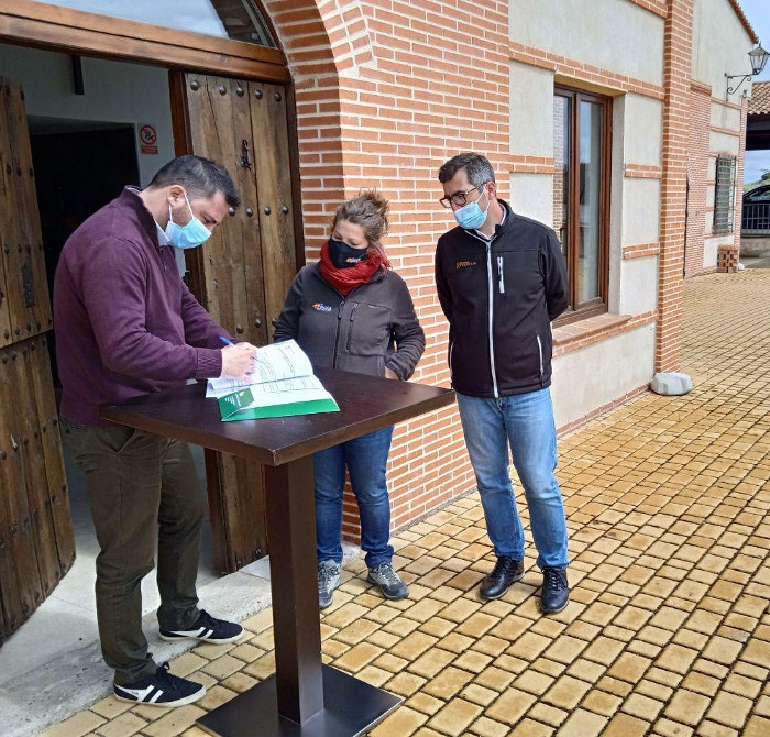 Momento de la firma del contrato de custodia del territorio entre Bodega Numanthia y GREFA.