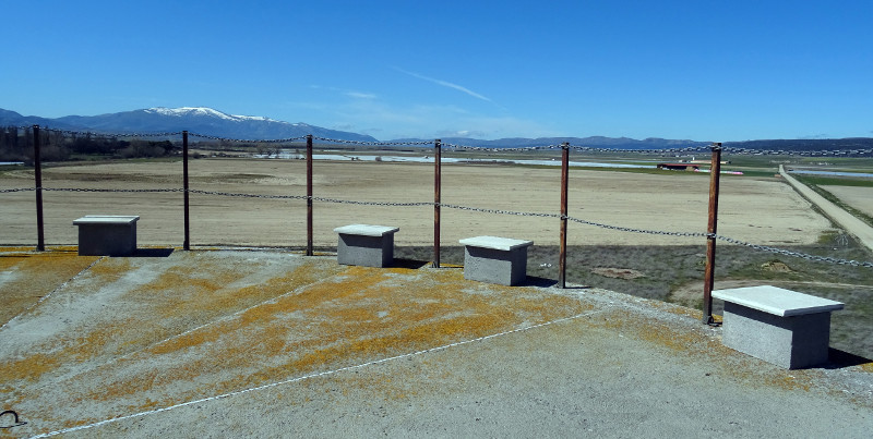 Algunos de los nidales para cernícalo primilla instalados en el depósito de agua de Niharra (Ávila).