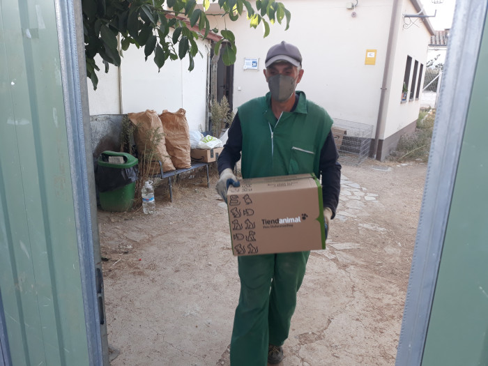 Un voluntario de "Huellas" carga un vehículo con material donado a GREFA.