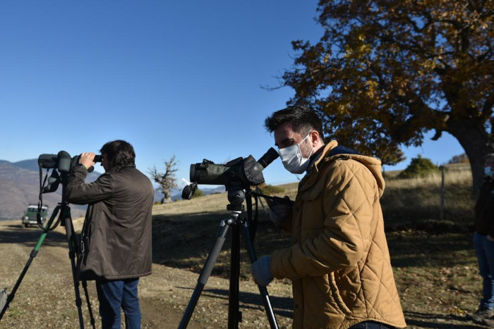 El consejero de Medio Ambiente (a la derecha) y el director general de Biodiversidad de la Rioja observan el punto de alimentación donde acudieron varios buitres negros de la colonia de la Sierra de la Demanda, durante la reciente visita a Villavelayo.