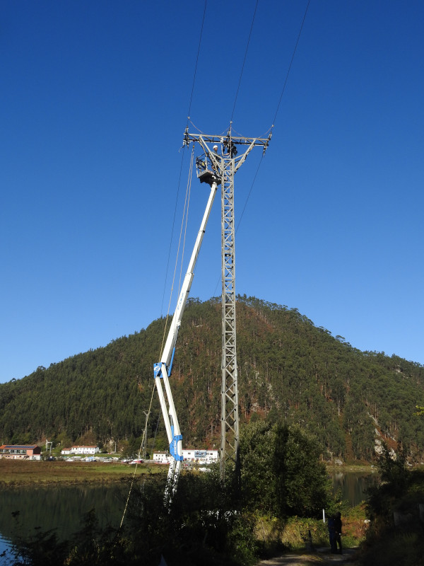 Una grúa permite acceder a uno de los apoyos corregidos por EDP a iniciativa del Proyecto Pigargo.