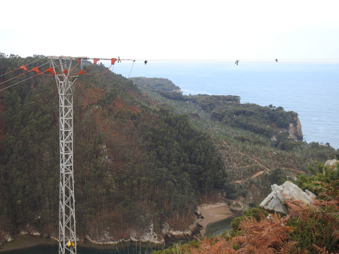 Apoyo y tramo de cable de un tendido eléctrico en Pechón (Cantabria), que ha sido dotado con medidas antielectrocución y anticolisión.