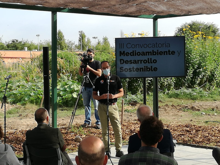 Otra imagen de la intervención de nuestro compañero Sebastián Gómez en nombre de GREFA, con el telón de fondo de los huertos urbanos de la Fundación Montemadrid.