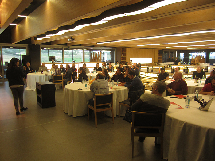 Vista general de los asistentes durante una de las ponencias del III Encuentro de Viticultores.