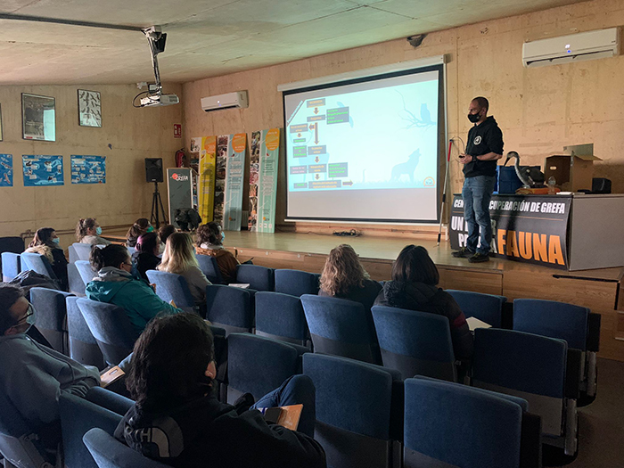 Integrante del Equipo de rescate imparte una charla durante el curso de formación de recepción.